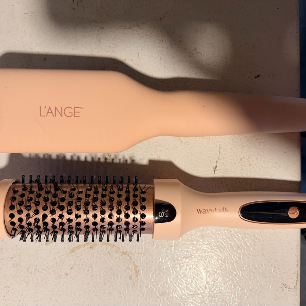 Lange Blush Round Hair Brush and Wavy Talk Round Brush - Picture 2 of 3